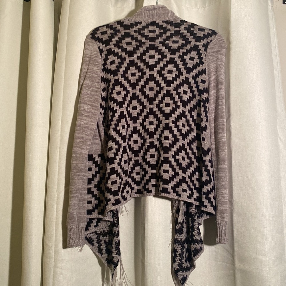 Eyeshadow Fringe Bottom Geometric Pattern Cardigan - Picture 4 of 4
